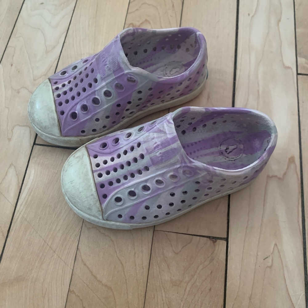 Natives marble purple, toddler size 5.